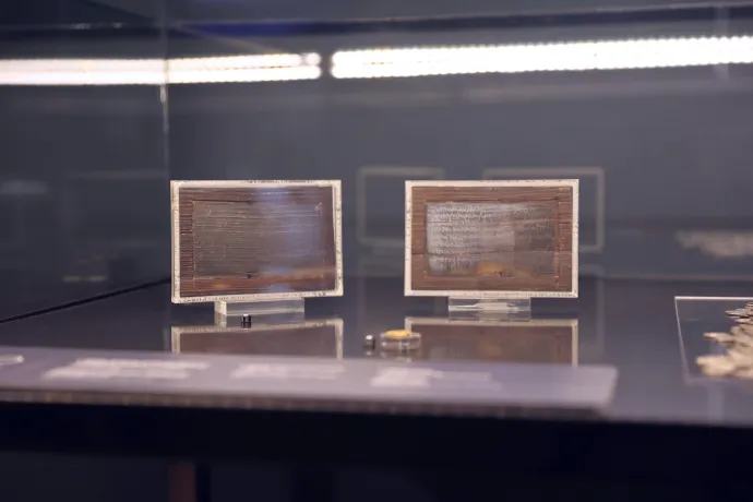 Az ókori Napoca egyik lakóházának padlója alól előkerült kincs és a viasztáblára írt, II. századi kölcsönszerződés – Fotók: Zsizsmann Erika / Transtelex