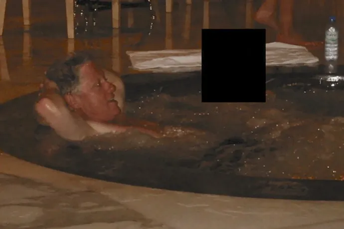 Az amerikai igazságügyi minisztérium által 2025. december 19-én nyilvánosságra hozott, dátum nélküli fotó Bill Clinton volt amerikai elnökről – Fotó: Amerikai Igazságügyi Minisztérium / AFP