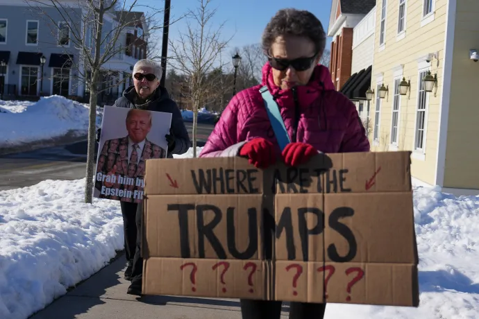 Demonstrálók a Chappaqua művészeti központ közelében, ahol Bill Clinton volt amerikai elnök zárt ajtók mögött tanúvallomást tesz a képviselőház felügyeleti bizottsága előtt 2026. február 27-én Chappaquaban – Fotó: David Dee Delgado / Getty Images