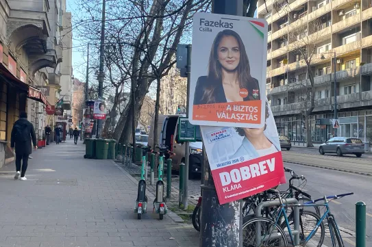 A kampányplakátok alapján egyelőre úgy tűnik, mintha a Fidesz és a DK nagy meccse lenne a választás