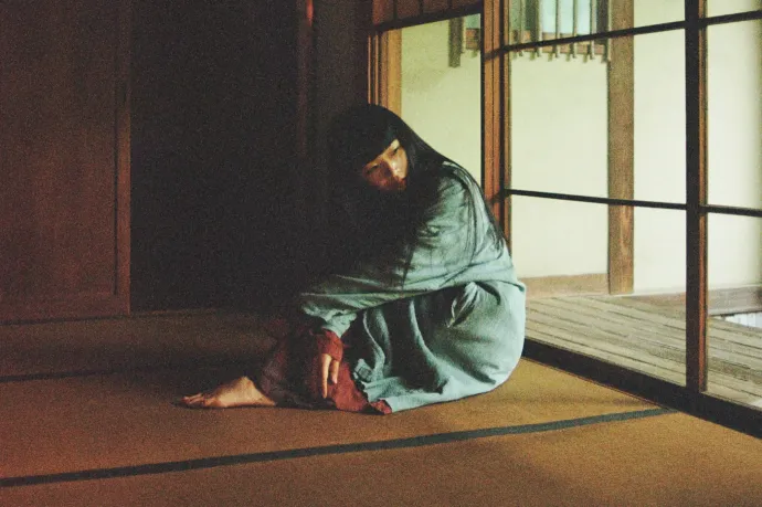 A japán énekesnő, aki bálnáktól tanulja a zenét