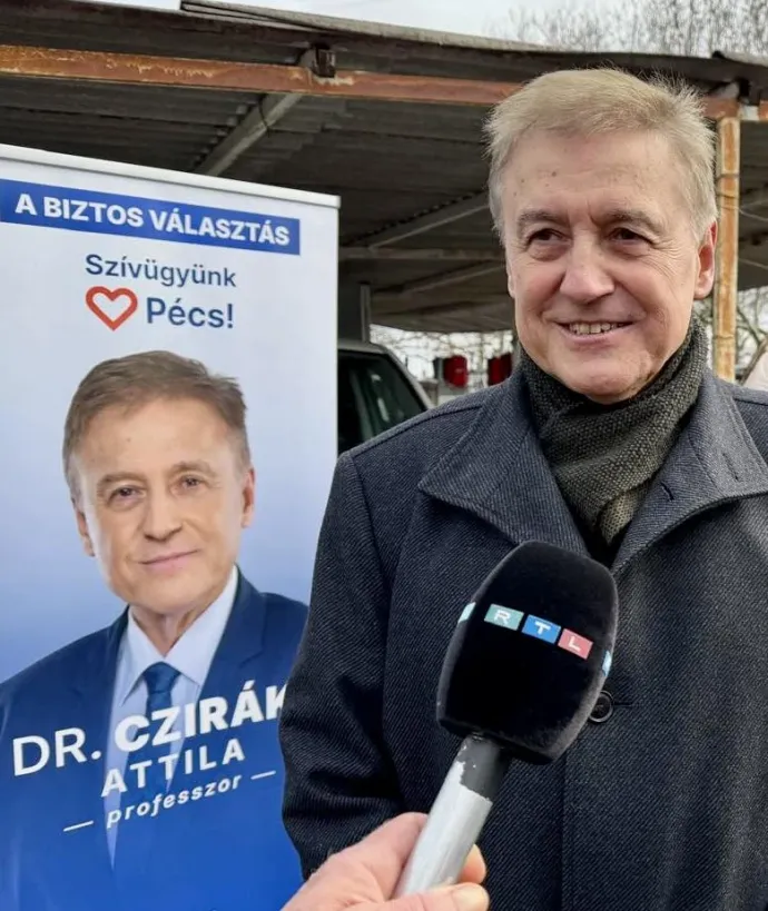 Cziráki Attila nyilatkozik az RTL-nek, plakátjain a kék szín mellett saját szlogent választott – Fotó: Cziráki Attila / Facebook