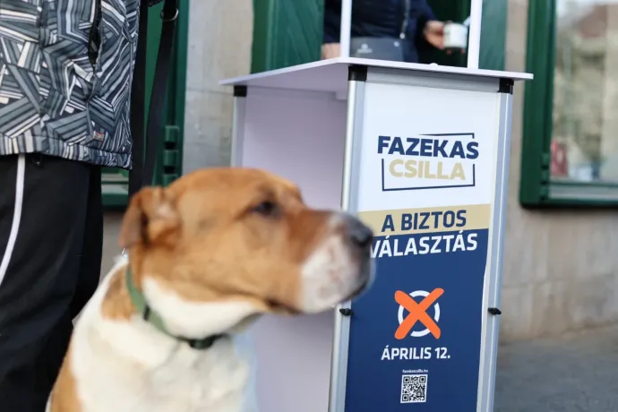 A kétarcú Fidesz: a neccesebb választókerületekben lecserélték a narancsszínt és a központi szlogent a jelöltek