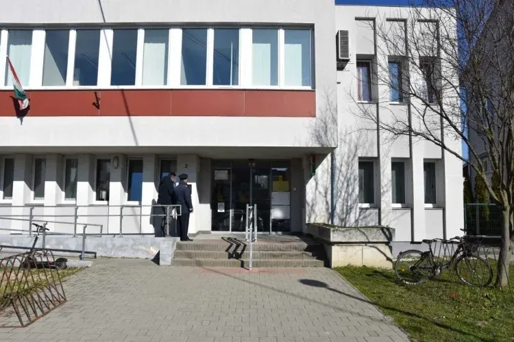 Leöntötték a járási hivatal bejáratánál az egyik ott dolgozót, a rendőrség elfogta a maszkos támadót