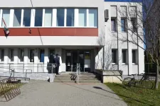 Leöntötték a járási hivatal bejáratánál az egyik ott dolgozót, a rendőrség elfogta a maszkos támadót