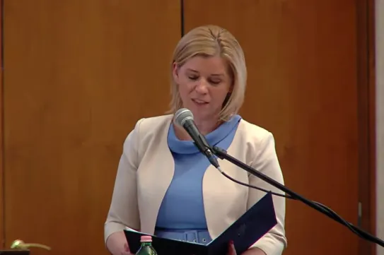 Kinevették a kulturális minisztérium államtitkárát a végzős állatorvosok a diplomaosztón