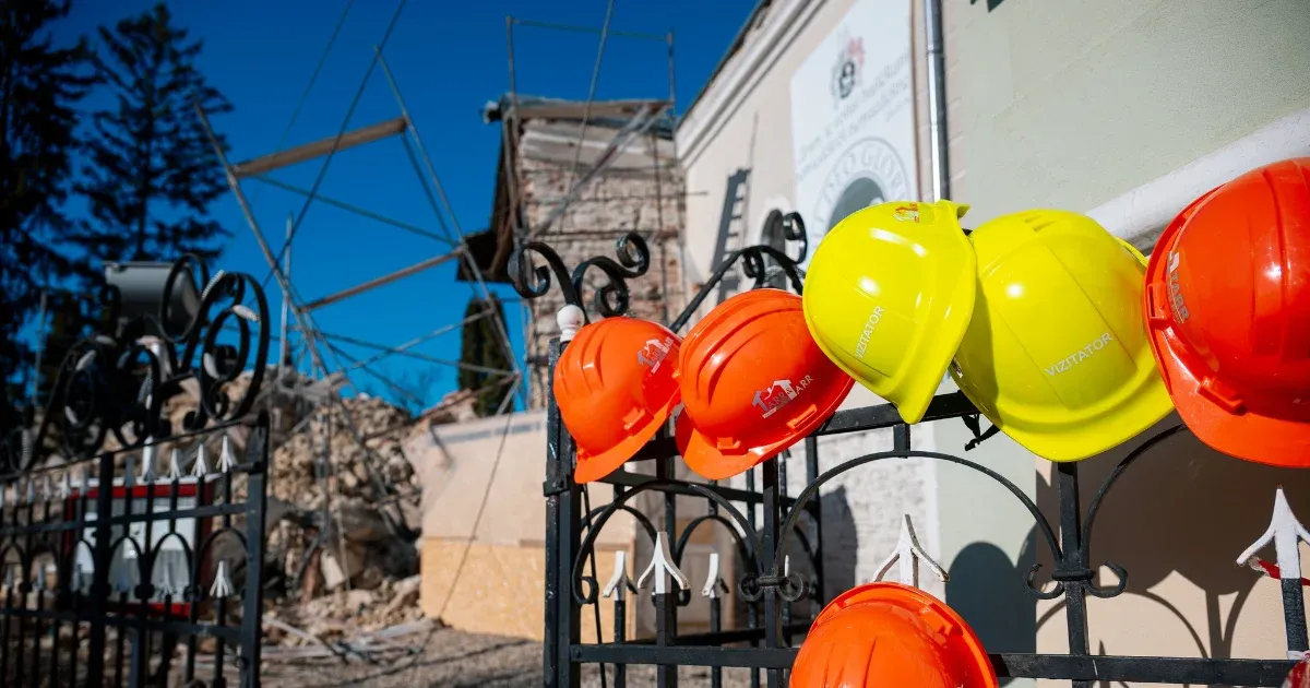 Sírokat fedeztek fel az összeomlott szilágycsehi templomtorony törmelékei...