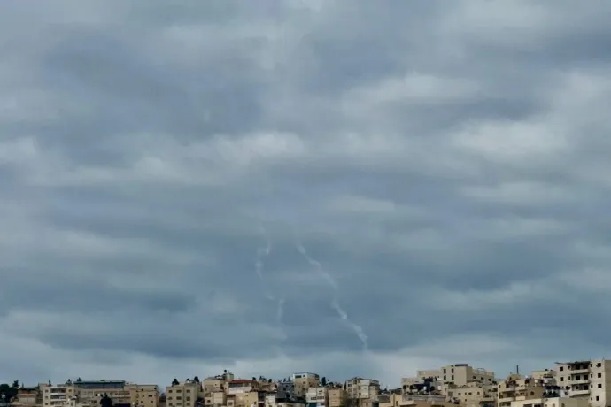 Izraeli elfogórakéták Jeruzsálem felett. Irán rakétatámadással válaszolt Izrael és az Egyesült Államok hajnalban indított támadására. Fotó: Gazi Samad / Anadolu / Anadolu via AFP