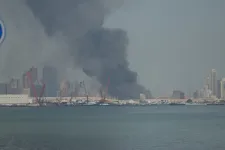 Egy ember meghalt Abu-Dzabiban, miután lelőttek több iráni rakétát
