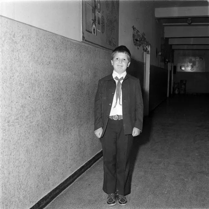 Kisdiák pionír ingben és nyakkendővel – Fotó: Minerva Fotóarchívum