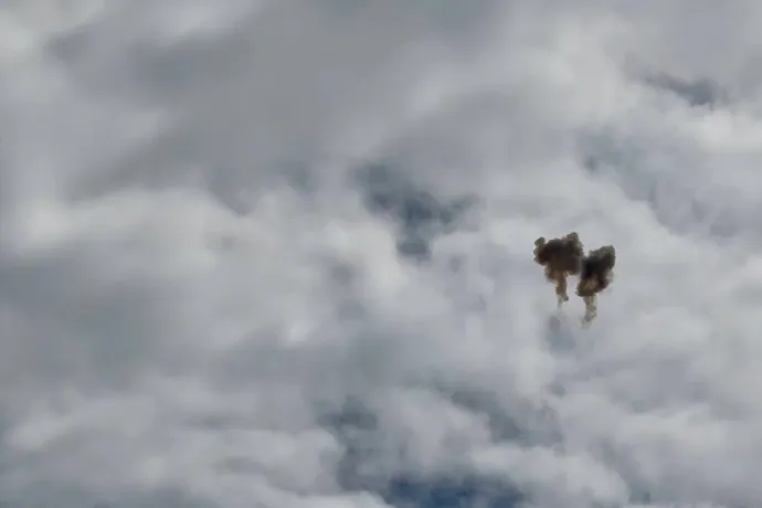 Izraeli elfogórakéta füstpamacsa Jeruzsálem fölött 2026. február 28-án. Fotó: Gazi Samad / Anadolu / Anadolu via AFP. február 