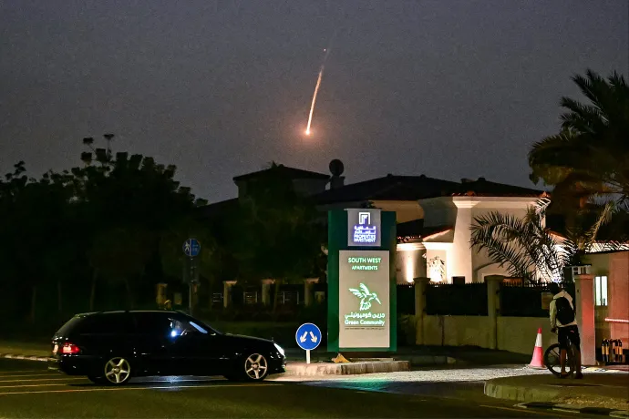 Dubajból erős robbanásokról és sűrű füstről tudósítanak
