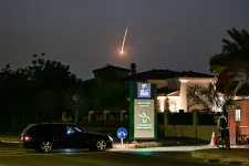 Dubajból erős robbanásokról és sűrű füstről tudósítanak