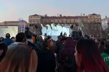 A klubokban zajló razziák ellen tüntettek a Kossuth téren