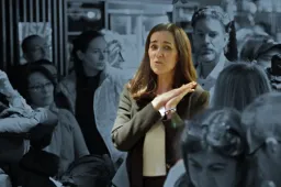 Mintha hasbaszúrnának, ha meglátok otthon egy óriásplakátot – ausztriai magyarok Orbán Anita fórumán