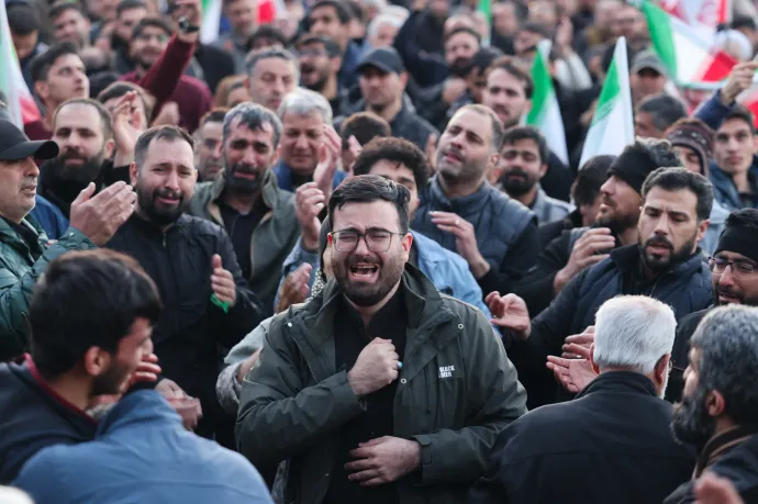 Gyászoló emberek Teherán egyik főterén; az amerikai iráni közösség Trumpot éltető ünneplése Los Angelesben – fotó: Atta Kenare / AFP; Apu Gomes / AFP