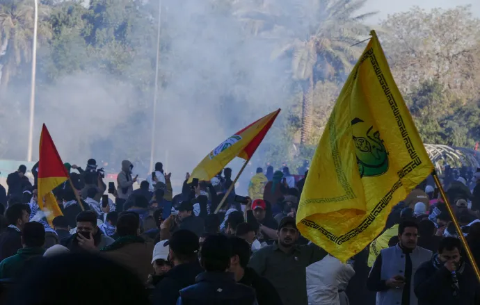 Tüntetők próbálnak átkelni a zöld zónába vezető hídon Irakban – fotó: Murtadha Al-Sudani / AFP