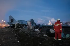 Lezuhant egy pénzt szállító repülőgép Bolíviában, könnygázzal próbálják távol tartani a tömeget