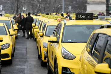 Szinte kivégezte a hazai taxis piacot a Bolt és az Uber