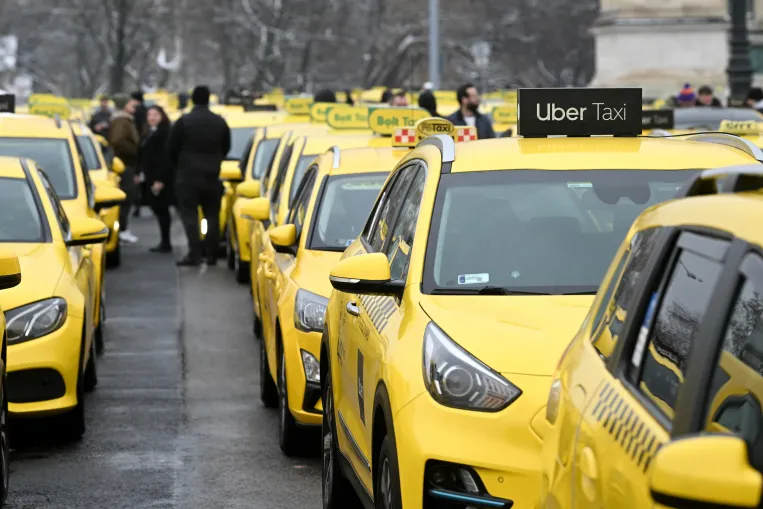 Szinte kivégezte a hazai taxis piacot a Bolt és az Uber
