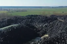 Drónfelvételeken mutatta be Magyar Péter, mekkora a nagykölkedi illegális gumitelep