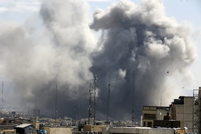 Füstfelhő Teheránban egy légicsapás után 2026. március 1-jén – Fotó: Fatemeh Bahrami / Anadolu / Anadolu via AFP