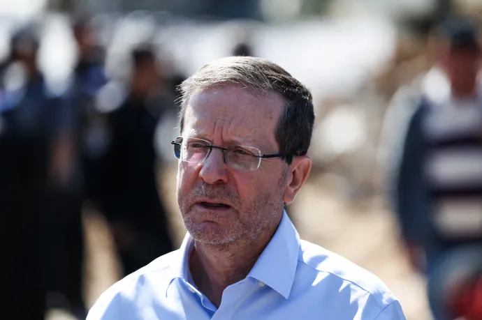 Jiszák Hercog sajtótájékoztatót tart Tel-Avivban március 1-jén – Fotó: Ilia Yefimovich / AFP