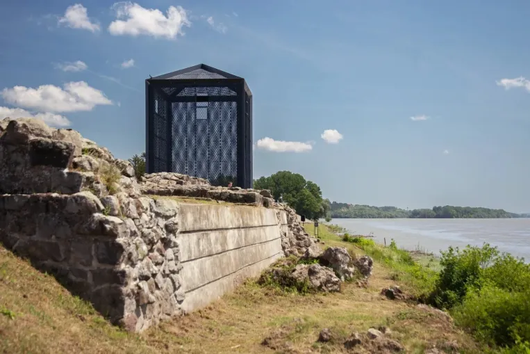 Verőcei „zsiráfketrec”: nem a világörökségi cím elvesztése miatt kell visszafizetni 300 milliót, hanem mert nem valósult meg a cél