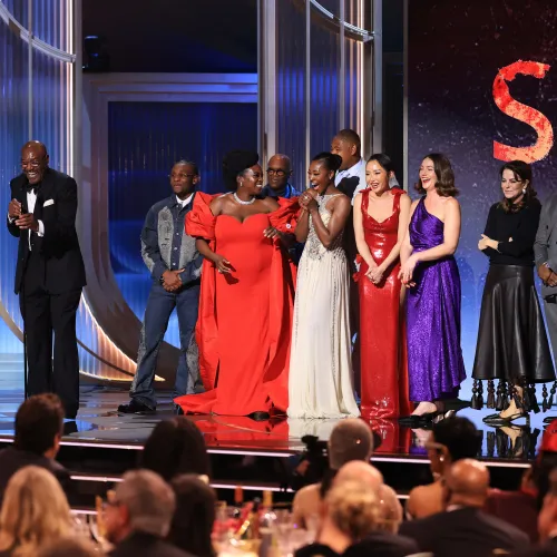 Jessie Buckley egy lépéssel közelebb került az Oscarhoz, Seth Rogen mindenkit megríkatott az Actor Awardson