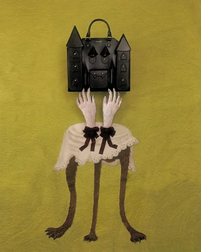 A vámpírkastély táska és A kerámiából készült vámpír kezek – Fotó: Makó Szilveszter / ABODI Transylvania