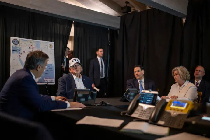 „Nem akarunk katonákat a terepen, de a szart is ki kéne bombáznunk belőlük” – vihart kavart az amerikai politikában Trump iráni hadművelete