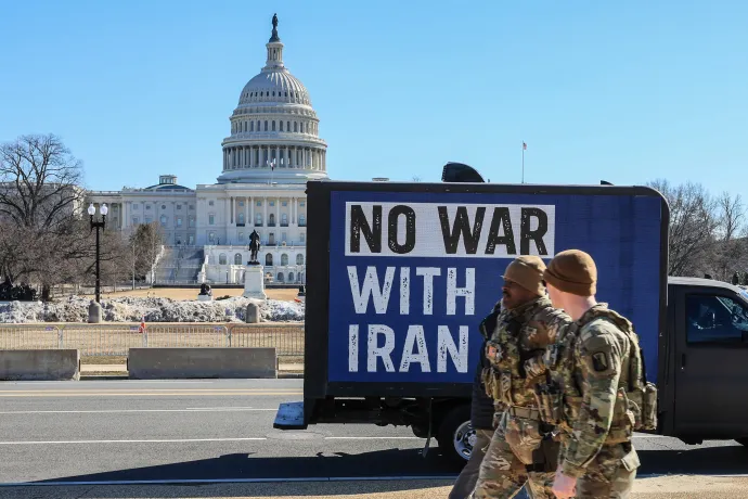 A nemzeti gárda katonái és egy amerikai katonai beavatkozást elítélő plakátot hordozó furgon a Capitolium előtt 2026. február 24-én – Fotó: Jemal Countess / Getty Images