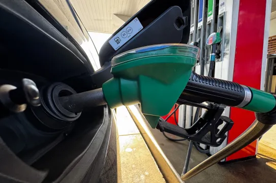 Az energiaügyi miniszter szerint spekuláció, hogy 10 lej fölé emelkedhet az üzemanyag ára