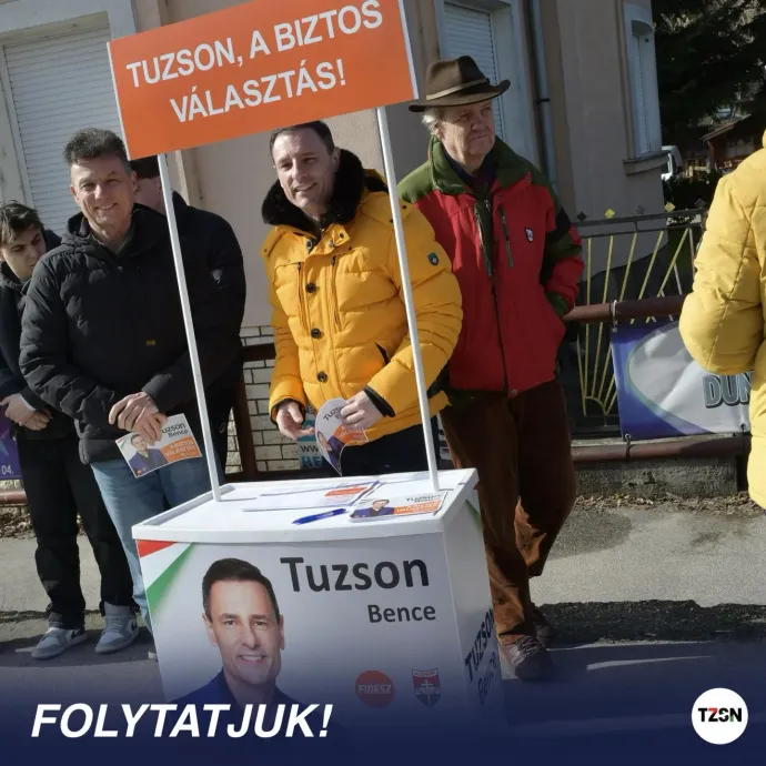 Dunakeszin előkerültek a Fidesz-logóval ellátott pultok – Fotó: Tuzson Bence Facebook-oldala