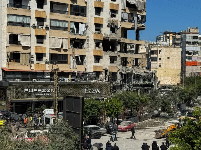 Izraeli légitámadásban megrongálódott lakóház Beirutban 2026. március 2-án – Fotó: Ahmad Al Kerdi / Reuters