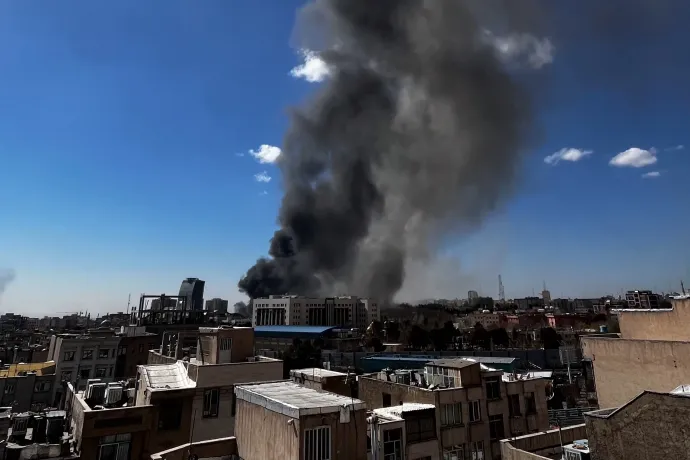 Füst száll fel egy amerikai-izraeli légicsapást követően Teheránban 2026. március 1-jén – Fotó: Mowj / Middle East Images / AFP