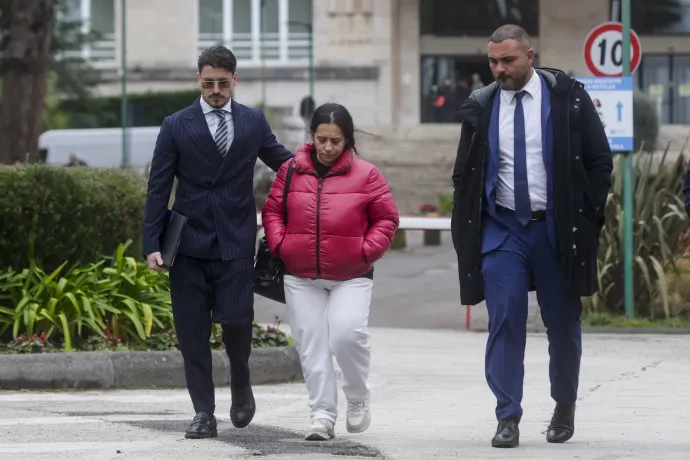 Domenico édesanyja, Patrizia Mercolino, ügyvédje társaságában érkezik a kórházba, 2026. február 16-án – Fotó: Salvatore Laporta / KONTROLAB / LightRocket / Getty Images
