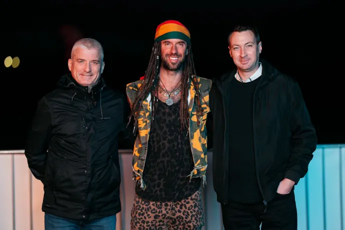 Katus Norbert, a Fidesz péceli országgyűlési képviselőjelöltje Varga Viktor énekessel és Ferdinandy Istvánnal, a Fidesz péceli önkormányzati képviselőjével a péceli szerencsekoncerten, 2025. szeptember 26-án – Fotó: Katus Norbert / Facebook