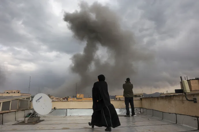 Füst száll fel egy támadást követően Teheránban, 2026. március 2-án – Fotó: Majid Asgaripour / WANA / Reuters