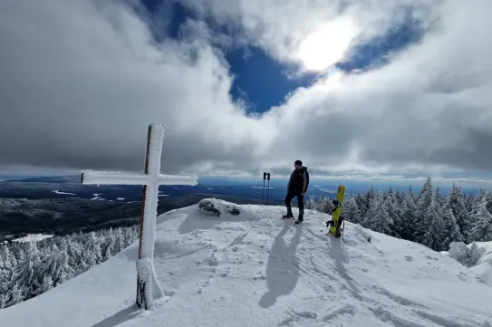 Székely alpesi életérzés és jégzápor a Releu lábánál: hótalpas túránk Hargitafürdő fölött