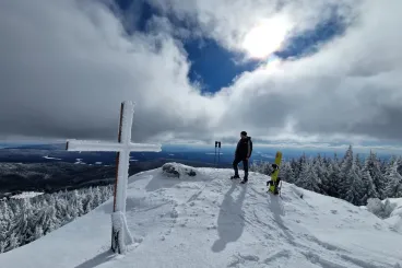 Székely alpesi életérzés és jégzápor a Releu lábánál: hótalpas túránk Hargitafürdő fölött