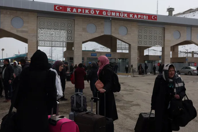 Irániak várakoznak a Kapiköy határátkelőhelyen, miután átkeltek Iránból Törökországba 2026. március 2-án – Fotó: Dilara Senkaya / Reuters