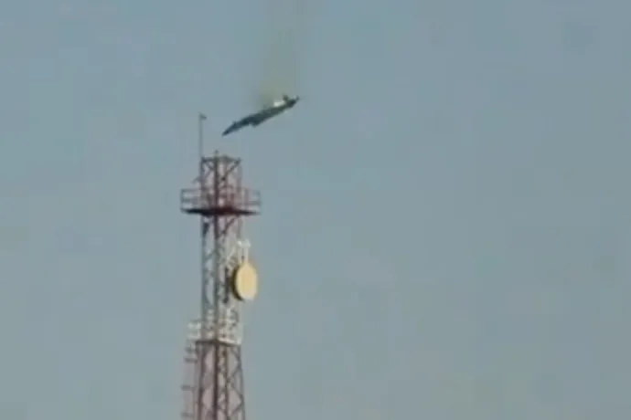 A közösségi médiában 2026. március 2-án közzétett felvétel képernyőfotóin az egyik lelőtt vadászgép és a katapultált amerikai repülős Al Jahrában, Kuvaitban – Fotó: Közösségi média / Reuters