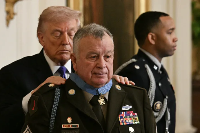 Donald Trump amerikai elnök kitünteti Terry P. Richardson nyugalmazott hadseregparancsnokot a Becsületrenddel a Fehér Házban, 2026. március 2-ám – Fotó: Jim Watson / AFP