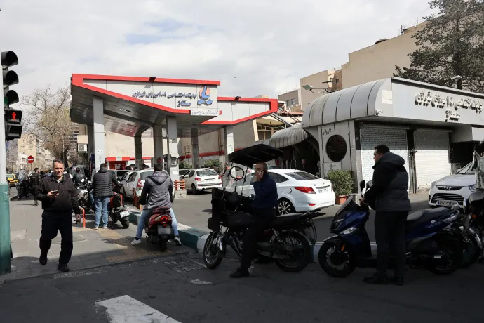 Sor egy teheráni benzinkútnál az amerikai-izraeli támadások első napján 2026. február 28-án – Fotó: Majid Asgaripour / West Asia News Agency / Reuters