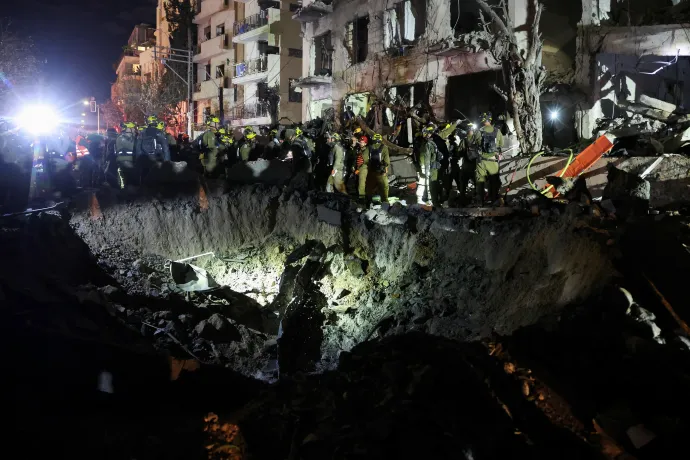 Mentőalakulatok dolgoznak egy rakétabecsapódás helyszínén, Tel-Avivban, 2026. március 1-jén – Fotó: Ronen Zvulun / Reuters
