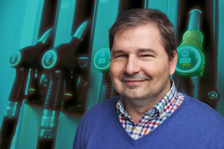 Benne van a pakliban, hogy 10-15 százalékkal dráguljon a tankolás – élő elemzés