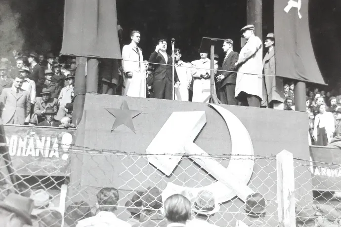 Jordáky Lajos (mikrofonnál) beszédet mond egy kommunista pártrendezvényen – Fotó: Erdélyi Múzeum Egyesület Kézirattár, Jordáky Lajos hagyaték