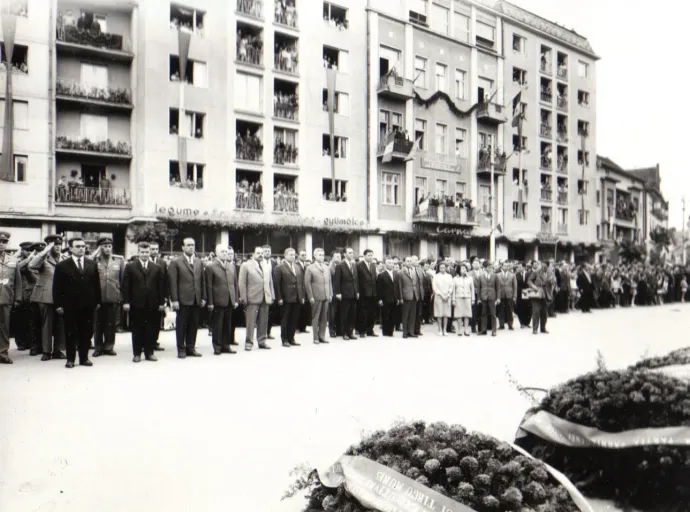 Marosvásárhelyen várják a bukaresti pártvezetés érkezését 1966-ban – Fotó: IICMER