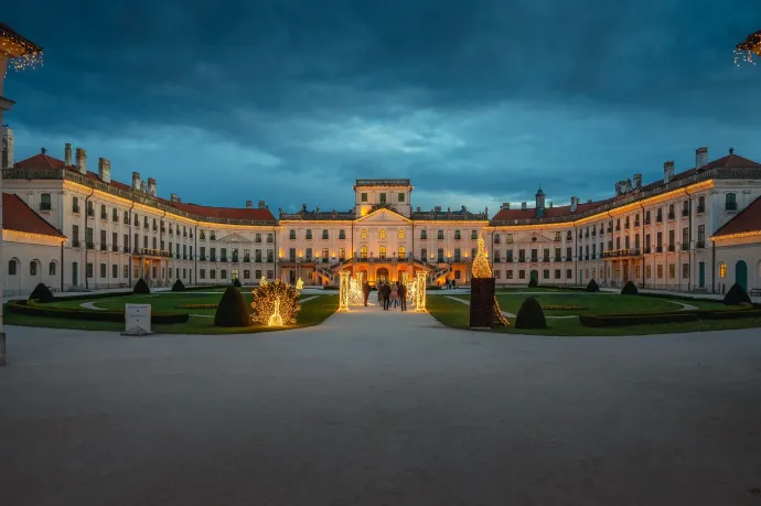 A „fények Versailles-a” a fertődi Eszterházy-kastélyban – Forrás: Esterházy-kastély Fertőd – Hivatalos / Facebook